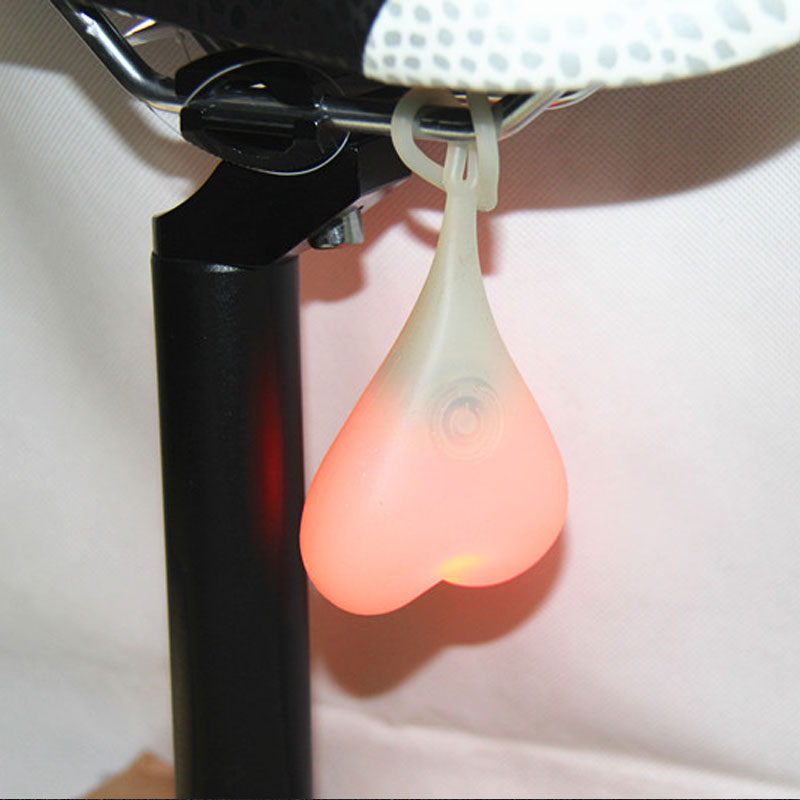 ✨Hängen Sie es an Ihr Fahrrad und fahren Sie sofort los.💞„Herzförmiges“ Rücklicht für Fahrräder