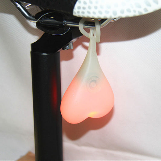 ✨Hängen Sie es an Ihr Fahrrad und fahren Sie sofort los.💞„Herzförmiges“ Rücklicht für Fahrräder